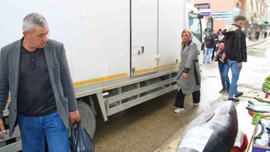 Elazığ'da 164 kiloluk dev orkinosu görenler cep telefonlarına sarıldı