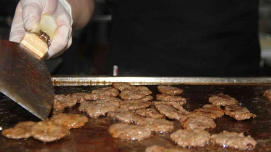 Elazığ'da 2022 yılında 2 milyondan fazla ekmek arası salçalı köfte satıldı