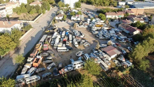 Elazığ'da 25 milyonluk servet, araç mezarlığında göz göre göre çürüyor