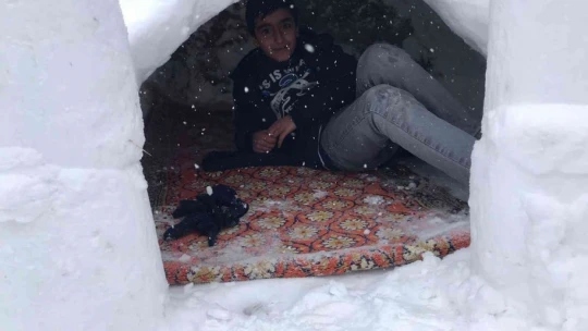 Elazığ'da 3 arkadaş kardan ev yapıp içinde vakit geçirdi