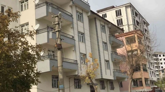 Elazığ'da 4'üncü kattan düşen çocuk yaralandı