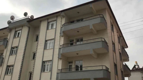 Elazığ'da 4'üncü kattan düşen çocuk yaralandı