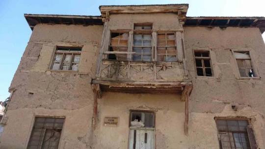 Elazığ'da 450 yılık tarihi konaklar depreme direniyor