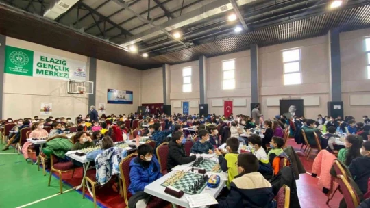 Elazığ'da 480 sporcunun katılımıyla satranç turnuvası başladı