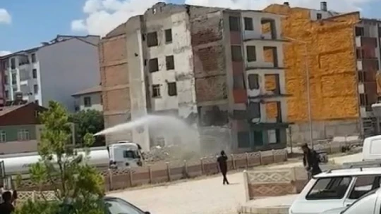 Elazığ'da 5 katlı bina korna sesi ile yıkıldı
