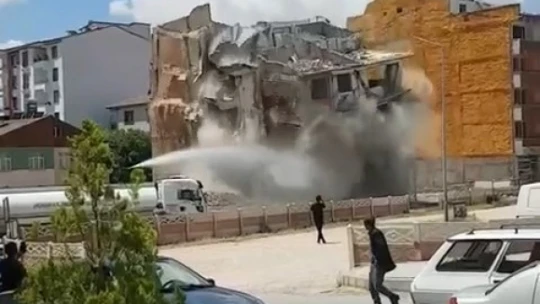 Elazığ'da 5 katlı bina korna sesi ile yıkıldı