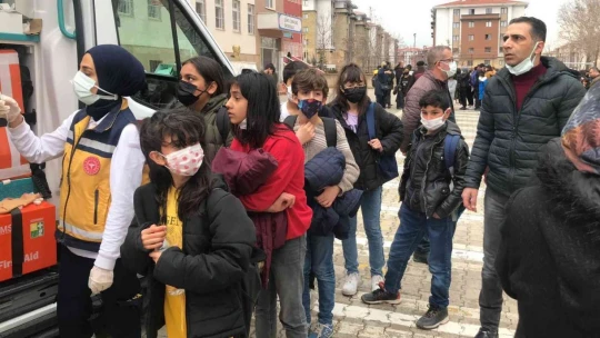 Elazığ'da 50 öğrenci hastanelik oldu