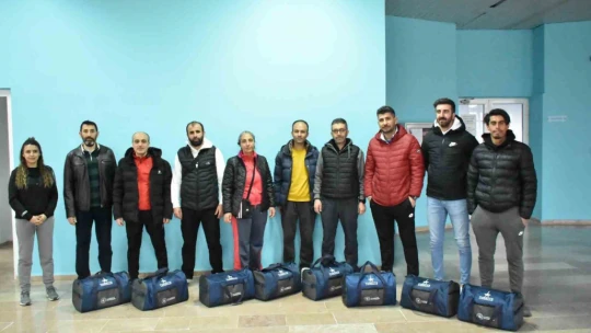 Elazığ'da 51 sporcu ve 9 antrenöre spor malzemesi dağıtıldı