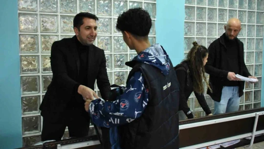 Elazığ'da 51 sporcu ve 9 antrenöre spor malzemesi dağıtıldı