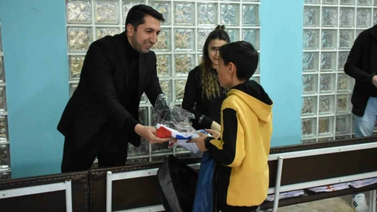 Elazığ'da 51 sporcu ve 9 antrenöre spor malzemesi dağıtıldı
