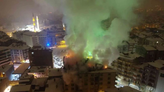 Elazığ'da 6 katlı binada korkutan yangın, ekiplerin müdahalesi sürüyor