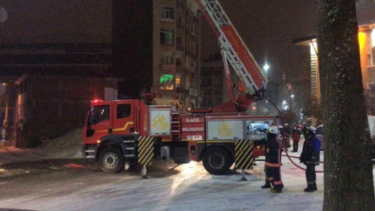 Elazığ'da 6 katlı binada korkutan yangın, ekiplerin müdahalesi sürüyor