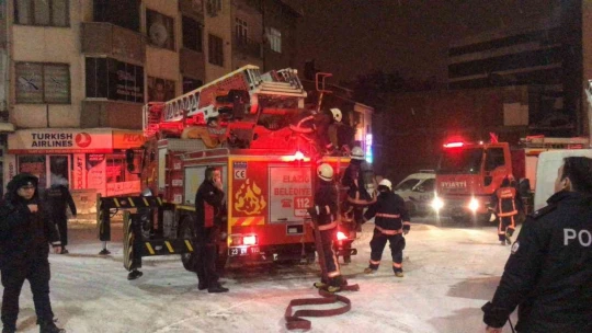 Elazığ'da 6 katlı binada korkutan yangın, ekiplerin müdahalesi sürüyor