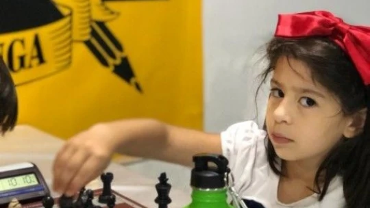Elazığ'da 7 yaşındaki Azra satrançta milli takıma seçildi