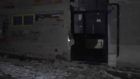 Elazığ'da 9 katlı binanın duvarları yıkıldı