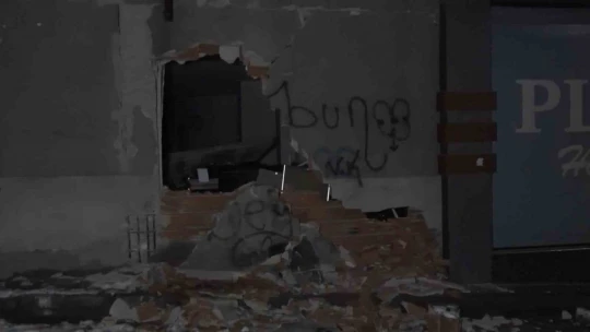Elazığ'da 9 katlı binanın duvarları yıkıldı