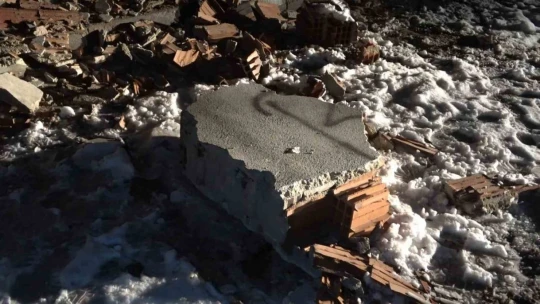 Elazığ'da 9 katlı binanın duvarları yıkıldı
