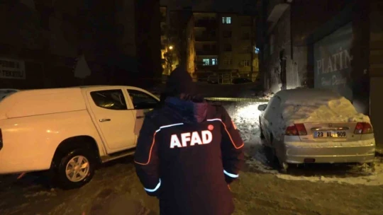 Elazığ'da 9 katlı binanın duvarları yıkıldı