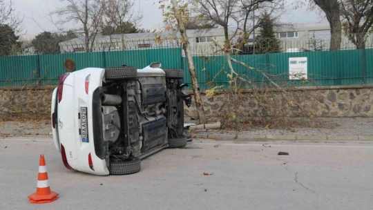 Elazığ'da ağaca çarpan otomobil yan yattı: 1 yaralı