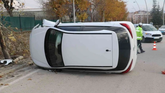 Elazığ'da ağaca çarpan otomobil yan yattı: 1 yaralı