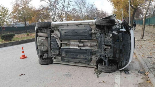Elazığ'da ağaca çarpan otomobil yan yattı: 1 yaralı