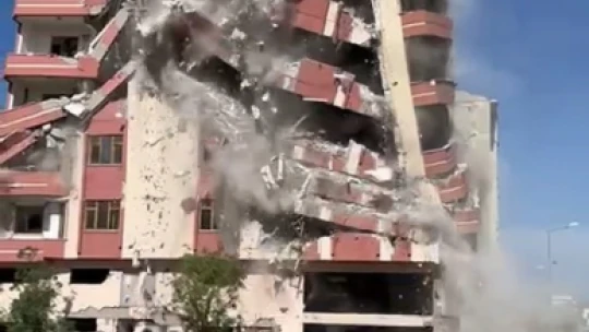 Elazığ'da ağır hasarlı bina, tek dokunuşla yerle bir oldu