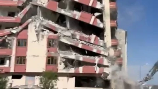 Elazığ'da ağır hasarlı bina, tek dokunuşla yerle bir oldu