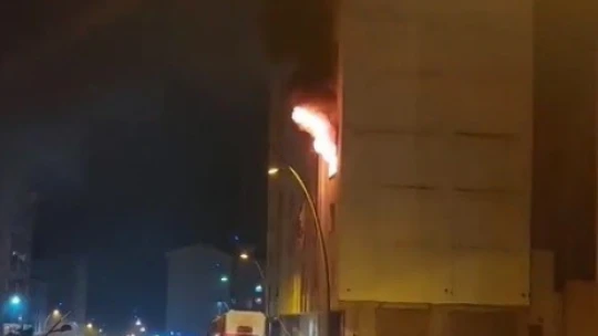 Elazığ'da ağır hasarlı binada yangın