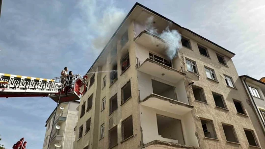 Elazığ'da ağır hasarlı binada yangın