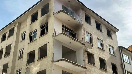 Elazığ'da ağır hasarlı binada yangın