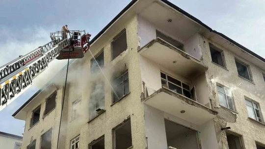Elazığ'da ağır hasarlı binada yangın
