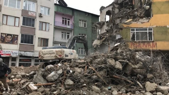 Elazığ'da ağır hasarlı binaların yıkımı sürüyor