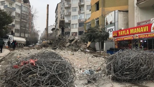 Elazığ'da ağır hasarlı binaların yıkımı sürüyor
