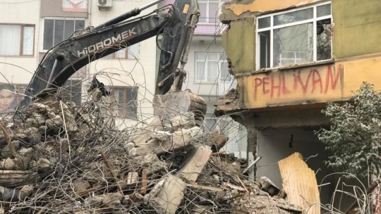 Elazığ'da ağır hasarlı binaların yıkımı sürüyor
