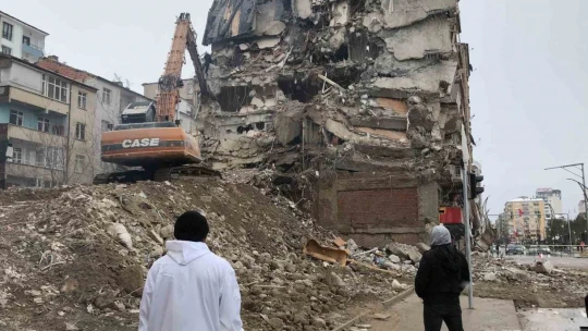 Elazığ'da ağır hasarlı binaların yıkımına başlandı
