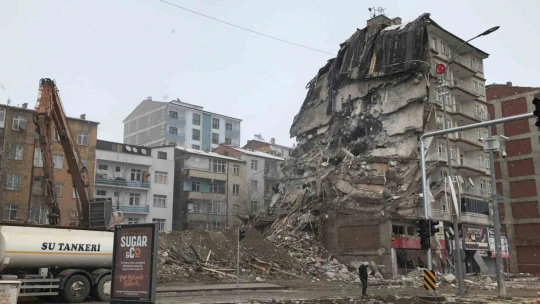 Elazığ'da ağır hasarlı binaların yıkımına başlandı