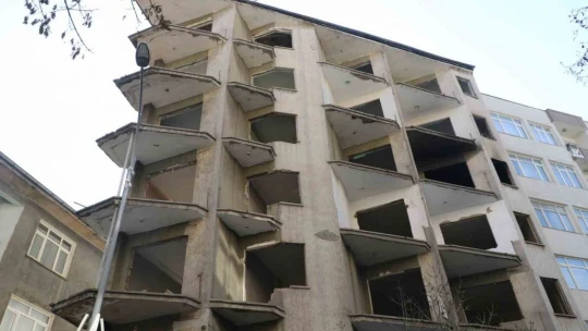 Elazığ'da ağır hasarlı binalara 'naylon şeritli' önlem