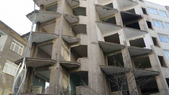 Elazığ'da ağır hasarlı binalara 'naylon şeritli' önlem