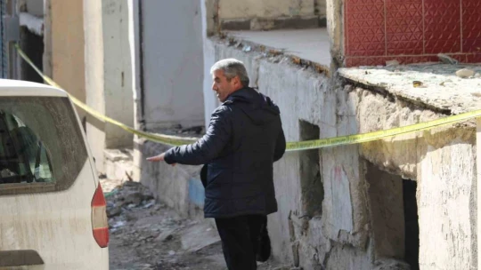 Elazığ'da ağır hasarlı binalara 'naylon şeritli' önlem