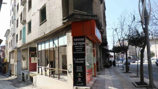 Elazığ'da ağır hasarlı binalara 'naylon şeritli' önlem