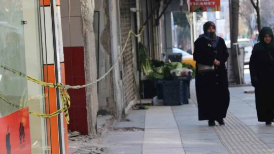 Elazığ'da ağır hasarlı binalara 'naylon şeritli' önlem