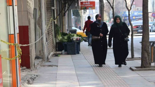 Elazığ'da ağır hasarlı binalara 'naylon şeritli' önlem