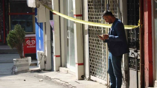 Elazığ'da ağır hasarlı binalara 'naylon şeritli' önlem