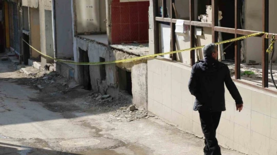 Elazığ'da ağır hasarlı binalara 'naylon şeritli' önlem