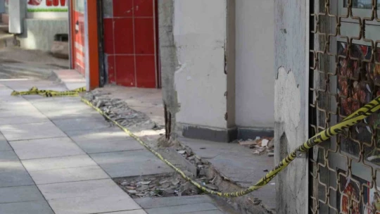 Elazığ'da ağır hasarlı binalara 'naylon şeritli' önlem