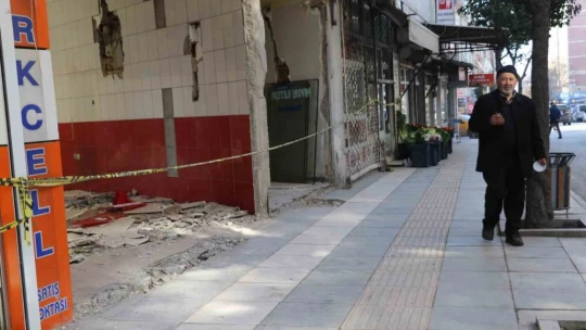 Elazığ'da ağır hasarlı binalara 'naylon şeritli' önlem
