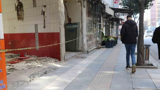 Elazığ'da ağır hasarlı binalara 'naylon şeritli' önlem