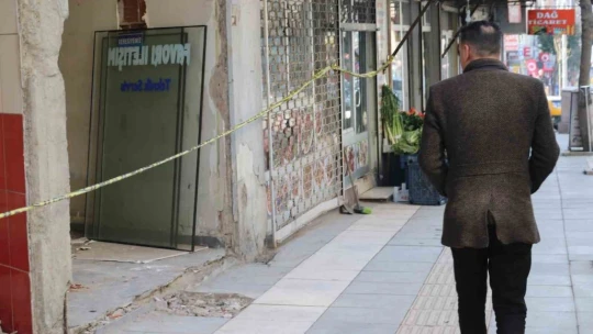 Elazığ'da ağır hasarlı binalara 'naylon şeritli' önlem