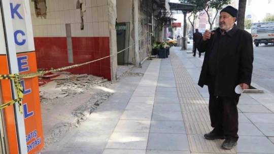 Elazığ'da ağır hasarlı binalara 'naylon şeritli' önlem
