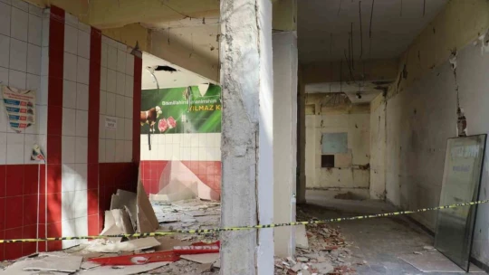 Elazığ'da ağır hasarlı binalara 'naylon şeritli' önlem